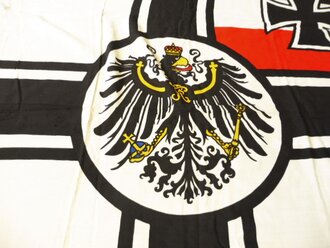 Kriegsmarine, Kaiserliche Kriegsflagge 150x250cm mit Kriegsmarine Abnahme. Diverse kleine Mottenlöcher, insgesamt aber in gutem Zustand