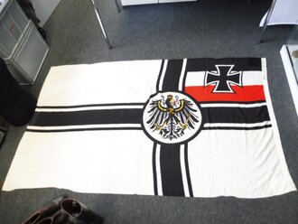 Kriegsmarine, Kaiserliche Kriegsflagge 150x250cm mit Kriegsmarine Abnahme. Diverse kleine Mottenlöcher, insgesamt aber in gutem Zustand