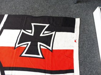 Kriegsmarine, Kaiserliche Kriegsflagge 150x250cm mit Kriegsmarine Abnahme. Diverse kleine Mottenlöcher, insgesamt aber in gutem Zustand