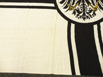 Kriegsmarine, Kaiserliche Kriegsflagge 150x250cm mit Kriegsmarine Abnahme. Diverse kleine Mottenlöcher, insgesamt aber in gutem Zustand