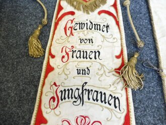 Hessen, große Fahne des Soldaten Verein Herrnsheim 1880-1913. Maße 115 x 130cm, guter Zustand. Dazu ein Fahnenweihe Band von 1913 sowei ein Jubiläumsband von 1930