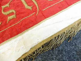 Hessen, große Fahne des Soldaten Verein Herrnsheim 1880-1913. Maße 115 x 130cm, guter Zustand. Dazu ein Fahnenweihe Band von 1913 sowei ein Jubiläumsband von 1930