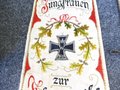 Hessen, große Fahne des Soldaten Verein Herrnsheim 1880-1913. Maße 115 x 130cm, guter Zustand. Dazu ein Fahnenweihe Band von 1913 sowei ein Jubiläumsband von 1930