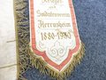 Hessen, große Fahne des Soldaten Verein Herrnsheim 1880-1913. Maße 115 x 130cm, guter Zustand. Dazu ein Fahnenweihe Band von 1913 sowei ein Jubiläumsband von 1930