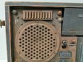 Wehrmacht Rundfunkempfänger WR1/P datiert 1942. Sandfarbenes Gehäuse, Originallack, Funktion nicht geprüft. Ungereinigter Speicherfund