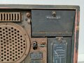 Wehrmacht Rundfunkempfänger WR1/P datiert 1942. Sandfarbenes Gehäuse, Originallack, Funktion nicht geprüft. Ungereinigter Speicherfund