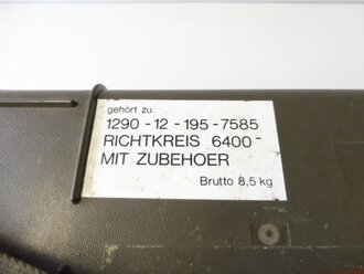 Bundeswehr, Richtkreis RK 76 A1 im Transportkasten mit Zubehör. Nicht auf vollständigkeit oder Funktion überprüft, guter Zustand