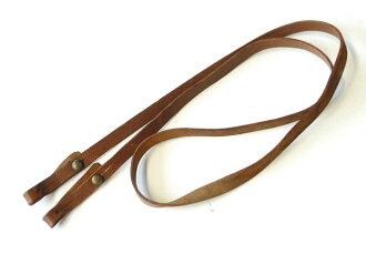 Trageriemen für ein Fernglas aus braunem Leder, etwas länger als der Trageriemen der Wehrmacht