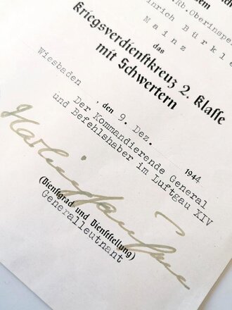 Verleihungsurkunde zum Kriegsverdienstkreuz 2.Klasse mit Schwertern , ausgestellt im Dezember 1944. Eigenhändige Unterschrift des Eichenlaubträgers Martin Harlinghausen als Kommandierender General im Laugau Wiesbaden