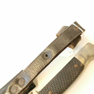 Hitler Jugend Fahrtenmesser , die Klinge abgezogen, kein Hersteller erkennbar, die Scheide alt überlackiert, Emblem in gutem Zustand, wackelt wie es sein soll
