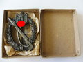 Infanterie Sturmabzeichen in Bronze - S.H.u.Co.. Ungetragenes Stück in der originalen Pappschachtel