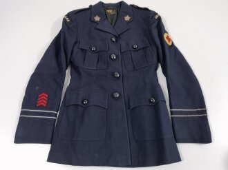 Kanada, Uniform einer Rot Kreuz Angehörigen, höchstwahrscheinlich aus der Zeit des 2.Weltkrieges, bestehend aus Rock, Bluse, Schiffchen und Cape. Der Rock in schwarz, alles andere dunkelblau.Alles in gutem Zustand