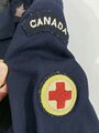 Kanada, Uniform einer Rot Kreuz Angehörigen, höchstwahrscheinlich aus der Zeit des 2.Weltkrieges, bestehend aus Rock, Bluse, Schiffchen und Cape. Der Rock in schwarz, alles andere dunkelblau.Alles in gutem Zustand
