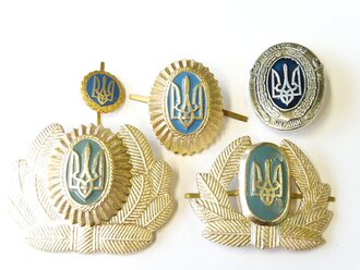 Ukraine, Konvolut Abzeichen, meist für Schirmmützen bzw. Kopfbedeckungen