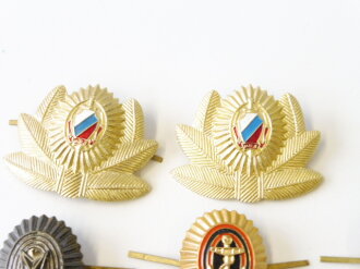 Russland, Konvolut Abzeichen, Meist für Mützen bzw. Kopfbedeckungen