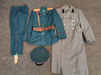 Russland, Uniform aus der Zeit des kalten Krieges. Zusammengehöriges Set in gutem Zustand, die Mütze in Kopfgrösse 56.