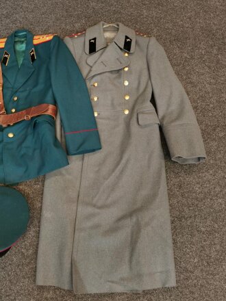 Russland, Uniform aus der Zeit des kalten Krieges. Zusammengehöriges Set in gutem Zustand, die Mütze in Kopfgrösse 56.