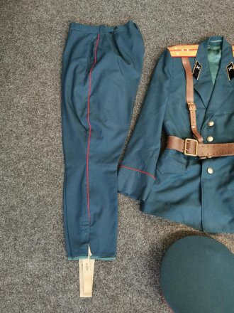 Russland, Uniform aus der Zeit des kalten Krieges. Zusammengehöriges Set in gutem Zustand, die Mütze in Kopfgrösse 56.