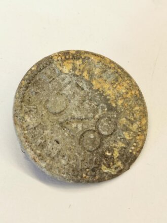 Werkzugangsmarke der Luftwaffen Munitionsanstalt Karwitz " L.M.A .Z.B.V. 5/XI"  Zink, Durchmesser 30mm, ungereinigtes Stück