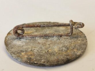 Werkzugangsmarke der Luftwaffen Munitionsanstalt Karwitz " L.M.A .Z.B.V. 5/XI"  Zink, Durchmesser 30mm, ungereinigtes Stück