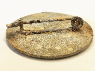 Werkzugangsmarke der Luftwaffen Munitionsanstalt Karwitz " L.M.A .Z.B.V. 5/XI"  Zink, Durchmesser 30mm, ungereinigtes Stück