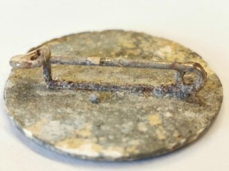 Werkzugangsmarke der Luftwaffen Munitionsanstalt Karwitz " L.M.A .Z.B.V. 5/XI"  Zink, Durchmesser 30mm, ungereinigtes Stück