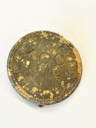 Werkzugangsmarke der Luftwaffen Munitionsanstalt Karwitz " L.M.A .Z.B.V. 5/XI"  Zink, Durchmesser 30mm, ungereinigtes Stück