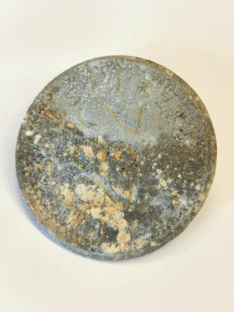 Werkzugangsmarke der Luftwaffen Munitionsanstalt Karwitz...