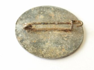 Werkzugangsmarke der Luftwaffen Munitionsanstalt Karwitz " L.M.A .Z.B.V. 5/XI"  Zink, Durchmesser 30mm, ungereinigtes Stück