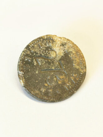 Werkzugangsmarke der Luftwaffen Munitionsanstalt Karwitz " L.M.A .Z.B.V. 5/XI"  Zink, Durchmesser 30mm, ungereinigtes Stück