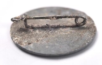 Werkzugangsmarke der Luftwaffen Munitionsanstalt Karwitz " L.M.A .Z.B.V. 5/XI"  Zink, Durchmesser 30mm, ungereinigtes Stück