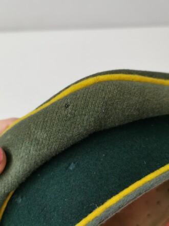 Schirmmütze für Mannschaften der Nachrichtentruppe, Hersteller Erel mit belüfteter Kokarde. Kopfgrösse 57