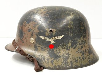 Luftwaffe, Stahlhelm Modell 1935 mit beiden Abzeichen und originaler Tarnlackierung. Zusammengehöriges Stück