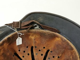 Luftwaffe, Stahlhelm Modell 1935 mit beiden Abzeichen und originaler Tarnlackierung. Zusammengehöriges Stück