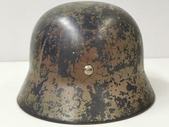 Luftwaffe, Stahlhelm Modell 1935 mit beiden Abzeichen und originaler Tarnlackierung. Zusammengehöriges Stück