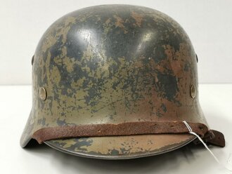 Luftwaffe, Stahlhelm Modell 1935 mit beiden Abzeichen und originaler Tarnlackierung. Zusammengehöriges Stück