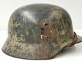 Luftwaffe, Stahlhelm Modell 1935 mit beiden Abzeichen und originaler Tarnlackierung. Zusammengehöriges Stück