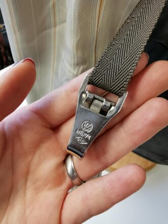 Heer,Feldbluse für einen Offizier der Infanterie, Eigentumstück mit original vernähten Kragenspiegeln. Getragenes Stück mit diversen Mottenschäden