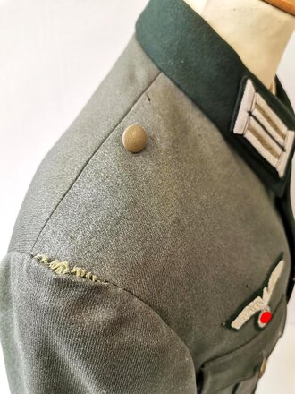 Heer,Feldbluse für einen Offizier der Infanterie, Eigentumstück mit original vernähten Kragenspiegeln. Getragenes Stück mit diversen Mottenschäden