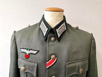 Heer,Feldbluse für einen Offizier der Infanterie, Eigentumstück mit original vernähten Kragenspiegeln. Getragenes Stück mit diversen Mottenschäden