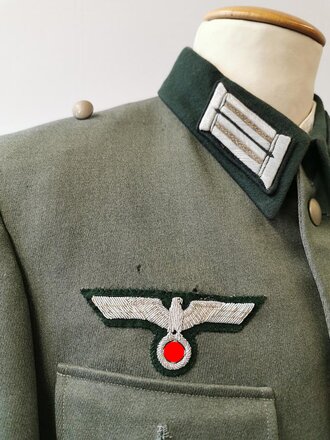 Heer,Feldbluse für einen Offizier der Infanterie, Eigentumstück mit original vernähten Kragenspiegeln. Getragenes Stück mit diversen Mottenschäden