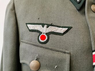 Heer,Feldbluse für einen Offizier der Infanterie, Eigentumstück mit original vernähten Kragenspiegeln. Getragenes Stück mit diversen Mottenschäden