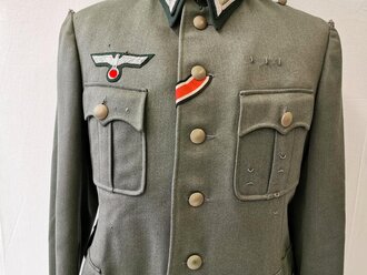 Heer,Feldbluse für einen Offizier der Infanterie, Eigentumstück mit original vernähten Kragenspiegeln. Getragenes Stück mit diversen Mottenschäden