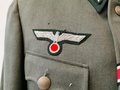 Heer,Feldbluse für einen Offizier der Infanterie, Eigentumstück mit original vernähten Kragenspiegeln. Getragenes Stück mit diversen Mottenschäden