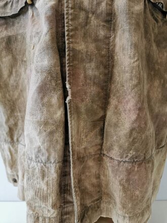 Luftwaffe Fallschirmjäger Knochensack sumpftarn. Stark getragenes Stück mit original vernähtem Adler. Alle vier "RiRi" Kunststoffreissverschlüsse gängig, die Druckknöpfe teilweise defekt. Interessantes Stück aus den letzten Kriegstagen.