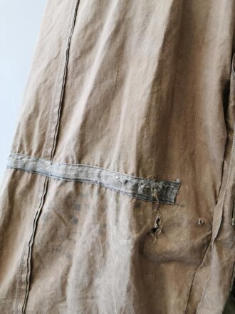 Luftwaffe Fallschirmjäger Knochensack sumpftarn. Stark getragenes Stück mit original vernähtem Adler. Alle vier "RiRi" Kunststoffreissverschlüsse gängig, die Druckknöpfe teilweise defekt. Interessantes Stück aus den letzten Kriegstagen.