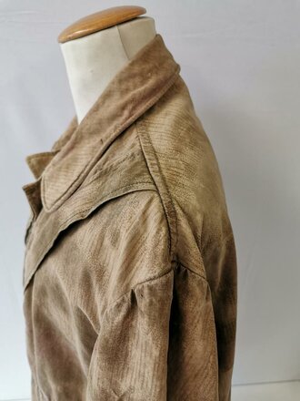 Luftwaffe Fallschirmjäger Knochensack sumpftarn. Stark getragenes Stück mit original vernähtem Adler. Alle vier "RiRi" Kunststoffreissverschlüsse gängig, die Druckknöpfe teilweise defekt. Interessantes Stück aus den letzten Kriegstagen.