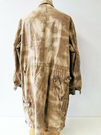 Luftwaffe Fallschirmjäger Knochensack sumpftarn. Stark getragenes Stück mit original vernähtem Adler. Alle vier "RiRi" Kunststoffreissverschlüsse gängig, die Druckknöpfe teilweise defekt. Interessantes Stück aus den letzten Kriegstagen.