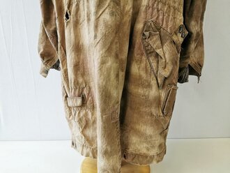 Luftwaffe Fallschirmjäger Knochensack sumpftarn. Stark getragenes Stück mit original vernähtem Adler. Alle vier "RiRi" Kunststoffreissverschlüsse gängig, die Druckknöpfe teilweise defekt. Interessantes Stück aus den letzten Kriegstagen.