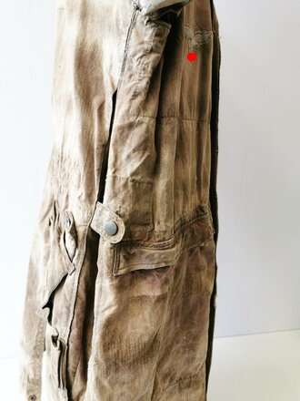 Luftwaffe Fallschirmjäger Knochensack sumpftarn. Stark getragenes Stück mit original vernähtem Adler. Alle vier "RiRi" Kunststoffreissverschlüsse gängig, die Druckknöpfe teilweise defekt. Interessantes Stück aus den letzten Kriegstagen.